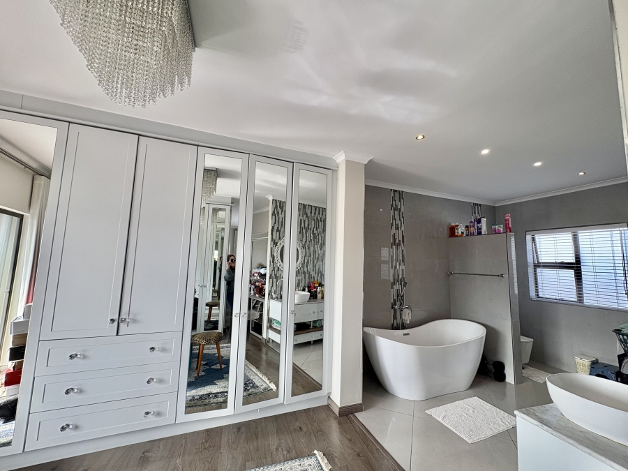 5 Bedroom Property for Sale in Parklands North Western Cape